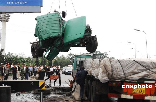 图:大连发生重大交通事故 中断交通近3小时