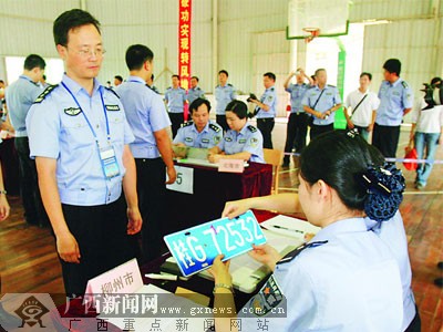 广西公安交警比武适应交管需要 真假牌证考眼