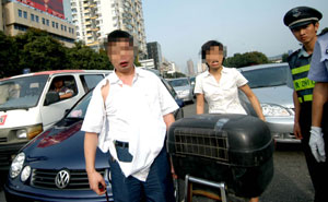 不爽身后汽车喇叭声 摩托车司机与车主当街扭