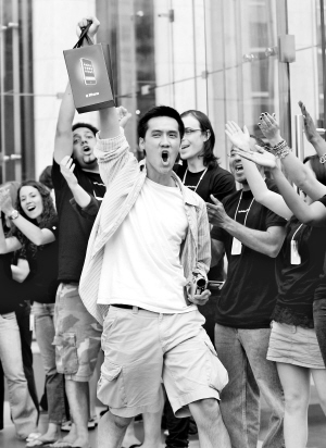 美国粉丝疯狂+苹果手机开卖