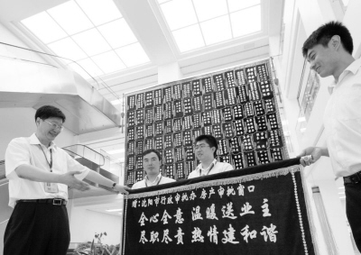 沈行政审批中心 百面锦旗缝成一堵 墙 激励自己