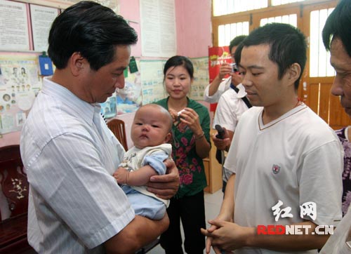 娄底市委书记为英雄捐款 黄国雄近期将做骨髓