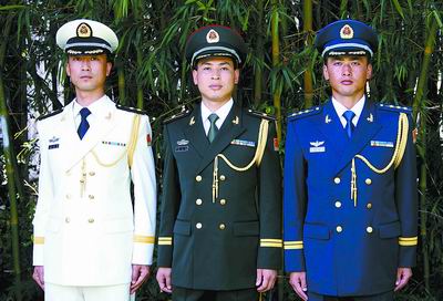 首次为军官配发礼服首次配发级别资历章首次让女军人戴上卷檐帽 三军