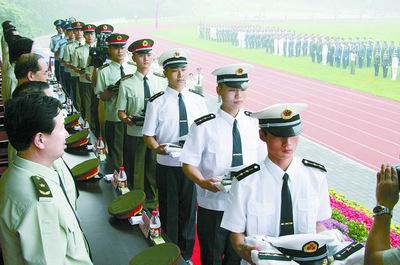 首次为军官配发礼服首次配发级别资历章首次让