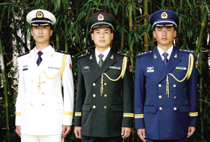 综合 正文       据新华社电 昨天,解放军新式军服发放仪式在北京军区