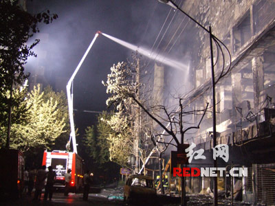 组图:红网记者目击衡阳火灾救援现场