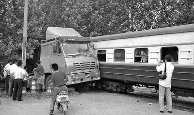 无人值守道口火车汽车相撞 事故中幸无人员伤