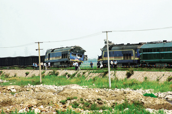 唐山两火车相撞