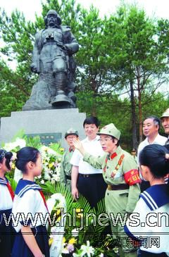 赵尚志铜像在鹤北落成