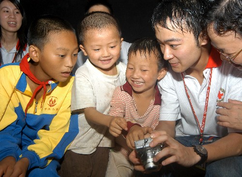 澳门红十字会义务教学交流团到四川农村(图)