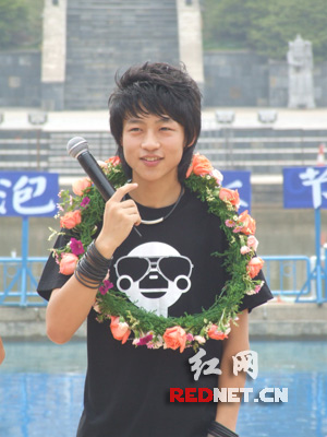 世界之窗泼水节送清凉 快男魏晨现场助兴(图)