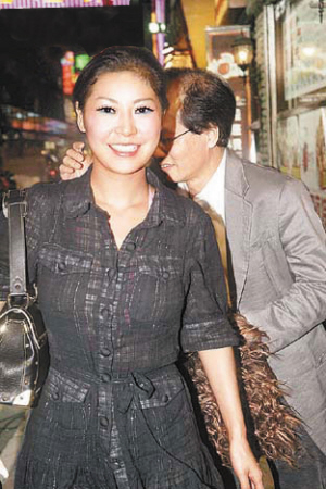 夜拥艳女见媒体表现失措的事件作出回应,他表示已向政府提出尽早离职