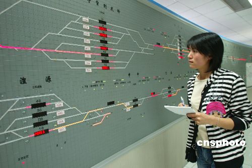 图:青藏铁路指挥中心实时监控列车运行情况