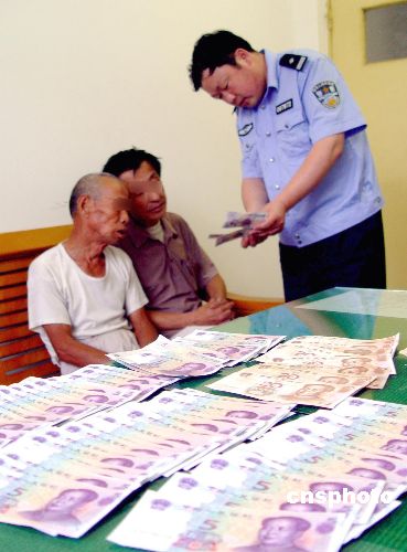 图:山东莘县两人用假币购物被民警当场抓获