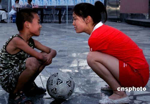 图:电影隐形的翅膀残疾人演员踢足球