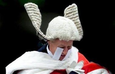 英国司法制度大改革 法官出庭可以不戴假发(图