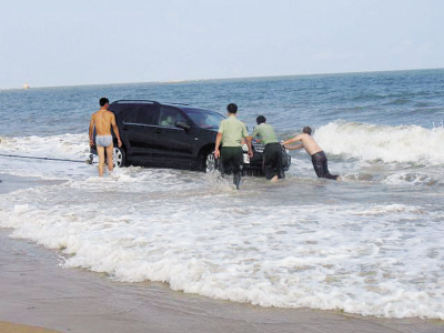 车主葫芦岛沙滩拍照 80万元名车险葬大海