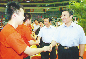 我省大学生村官赴任 李源潮出征仪式上讲话