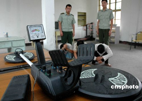 图:三笨贼使用金属探测仪盗墓被擒