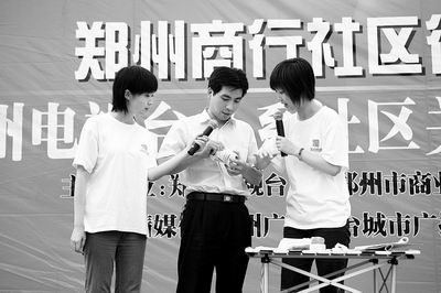 快手!1秒钟点钞近10张 郑州商行点钞能手为居