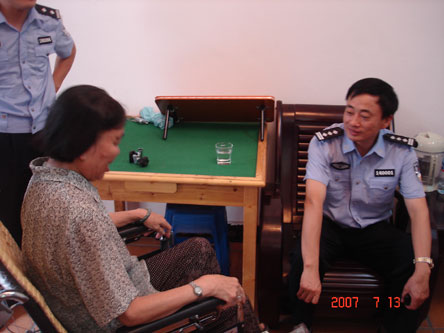 背母亲逛街感动局长 局领导给老人送轮椅