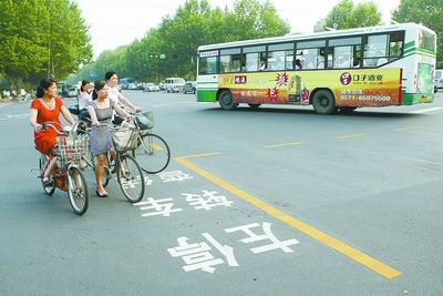 郑州13部门联合执法省城交通非机动车和行人