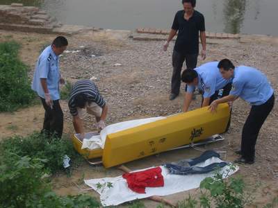 4名少年石津渠内玩耍两人丧命