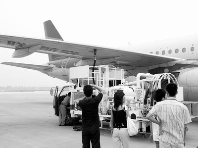 一民营航空欠油料款中航油拒为飞机加油 事件