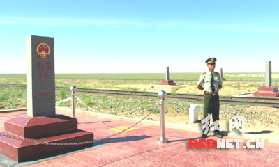 网络媒体内蒙古行:参观中蒙边境的815、816界碑