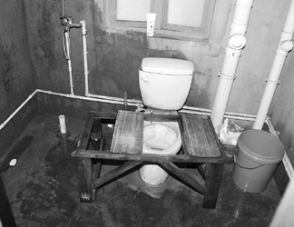 100平方米出租屋住51个打工仔