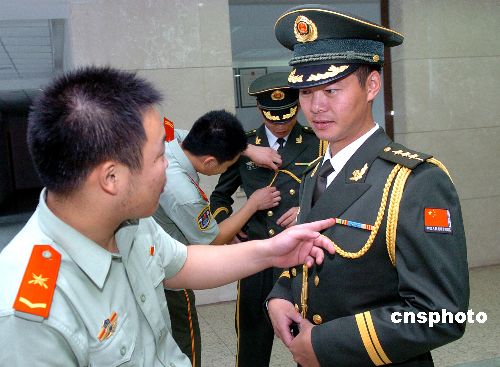 武警干部风衣_和平精英黄金风衣图片