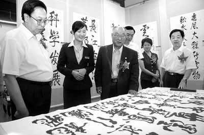 侯宗宾书法摄影展向市民免费开放五天 省委书记徐光春