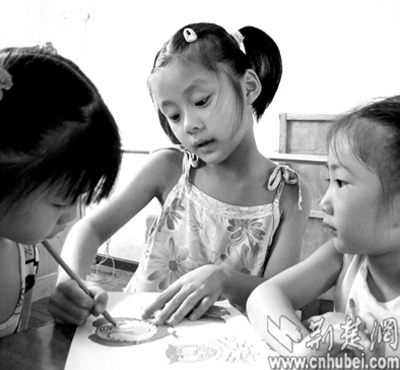 [别样假期]托管小学生乐当小老师(图)