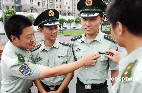 图:江苏扬州武警着07式新装