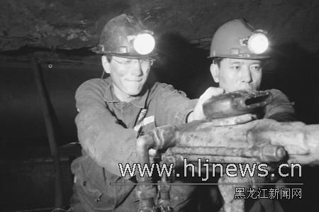 千尺井下感受温情:工伤保险为矿工系上保险带