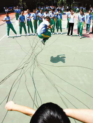 小学生玩跳绳跳出三百多花样