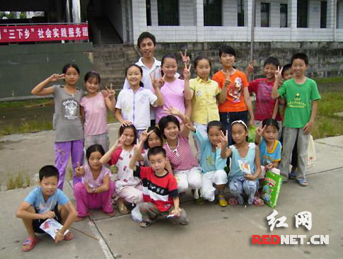 湖南商学院百优党员三下乡支教留守儿童(