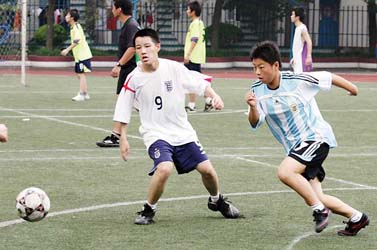 花木兰踢足球不让须眉