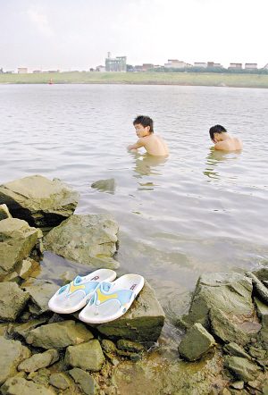 男青年东平河溺水失踪