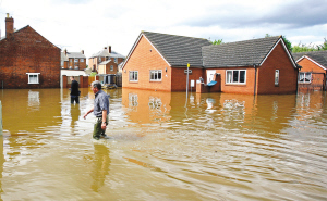 英国发大水两河面临决堤 民众批评救灾不力