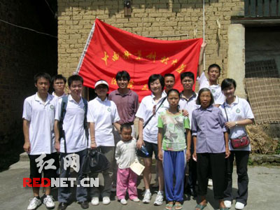 志愿者们与炎陵县鹿原镇群众合影