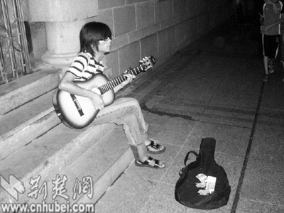 大学毕业生弹着吉它街头卖唱周游全国(图)