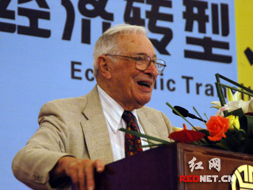 点击图片查看详情 2019诺贝尔经济学家_美国著名经济学家、诺贝尔经济学奖获得者迈伦_斯科尔斯在山东大学...