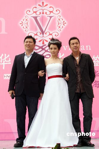 徐若瑄头带价值超千万的钻石皇冠签约华谊和华