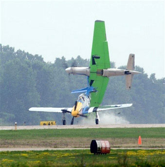 美国发生多起飞机坠毁事件(组图)