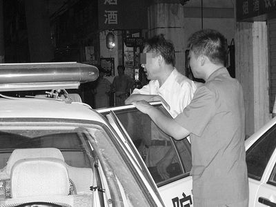 执行法警夜逮老赖 9名拒不执行判决书的嫌疑