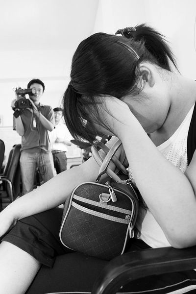 拦车你会咋办? 一女司机怕遇上劫匪就没停车,