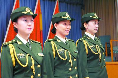 河南武警官兵今起换上新装