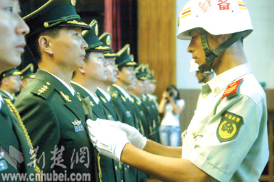 湖北省武警警官换上新礼服(图)