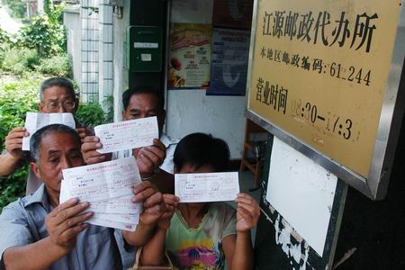 他坐在邮政代办点忽悠村民存款40万